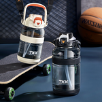 【TKK】美國進口Tritan戶外攀峰 手提+背帶 直飲+吸管大容量 運動水壺1200ML(附背帶)-電光白, , large