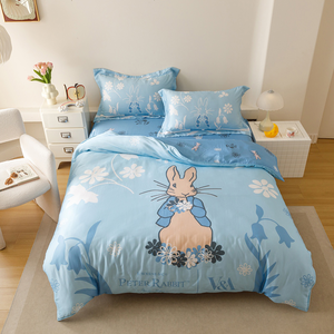 【複製】純天絲滑到回不去！ 大版印花 &times; 100% 天絲，睡感質感雙升級，天絲控、比得兔粉都瘋狂入手！  PETER RABBIT&trade; 比得兔 &times; V&A 博物館聯名 40 支純天絲｜正版授權｜多款可選 床包兩用被 4 件組，全新到貨！