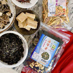 年後輕食 纖女系列 女王節主題 茂格低GI系列任選(寒天海藻沙拉40G/即食腐竹90g/優蛋白豆皮70g/海帶芽(綜合蔬菜)80G) [3袋免運組], , large