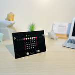 [生活裡的笑容設計股份有限公司]O'day分得出週六日‧萬年桌曆 | 手機支架款 -黑色周日起始款, , large