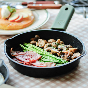 Lightweight FluorineAluminum Skillet