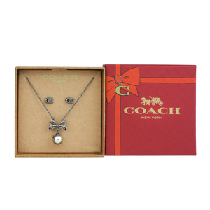 COACH C Logo 玻璃珍珠針式耳環+玻璃珍珠蝴蝶結項鍊飾品禮盒/赤鐵色