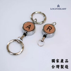 Loginheart｜皮革原色．客製英文字母雷雕真皮伸縮扣件（A-Z擇一）台灣製/禮盒包裝/雷射雕刻/證件伸縮/鑰匙圈