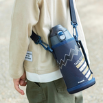 【日本孔雀Peacock】運動家族 直飲+水杯兩用 兒童不鏽鋼保溫杯水壺800ML附杯套+背帶-糖果粉紫, 糖果粉紫, large