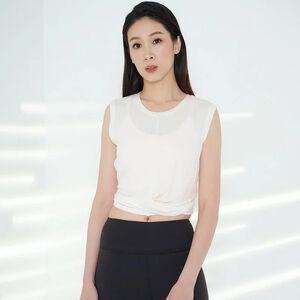 YOGA FLOW Twist Hem Shirt - 微透腰擺抓皺罩衫 - 香草白 White