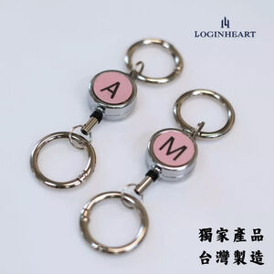 Loginheart｜玫瑰粉色．客製英文字母雷雕真皮伸縮扣件（A-Z擇一）台灣製/禮盒包裝/雷射雕刻/證件伸縮/鑰匙圈