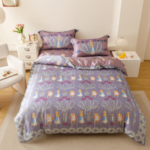 純天絲滑到回不去！ 大版印花 &times; 100% 天絲，睡感質感雙升級，天絲控、比得兔粉都瘋狂入手！  PETER RABBIT&trade; 比得兔 &times; V&A 博物館聯名 40 支純天絲｜正版授權｜多款可選 床包兩用被 4 件組，全新到貨！