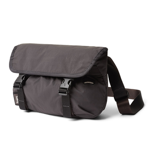 Bellroy 束帶系列迷你隨身斜背包6L 都市隨身包 側背包 小包 收納隔層 禮物 送禮 推薦(炭灰色)BHMA-BKR-243