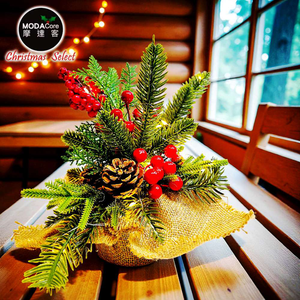 摩達客-25cm聖誕裝飾花盆擺飾-松果紅果款+20LED暖白光燈串-交換禮物耶誕派對推薦