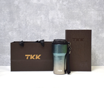 【TKK】洛奇系列 純鈦Ti 咖啡杯 保溫杯 隨身杯 630ML(提繩+直飲+吸管)-鈦藍光(禮盒組), 鈦藍光, large