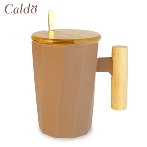 [ Caldo卡朵 ] 質感北歐木柄斜紋附蓋馬克杯 - 粉藕