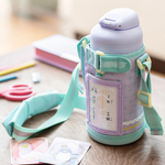 【日本孔雀Peacock】兒童316不鏽鋼保溫杯800ML 附專屬杯套+反光背帶-天鵝-紫(兒童水壺), 天鵝-紫, large