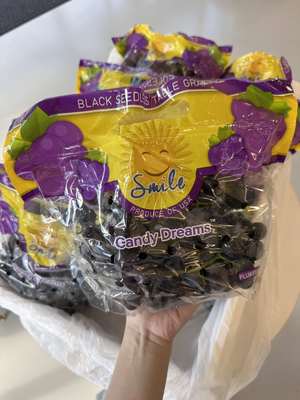Black seedless grapes