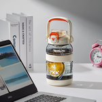 【TKK】美國進口Tritan戶外攀峰 手提+背帶 直飲+吸管大容量 運動水壺1200ML(附背帶)-電光白, , large