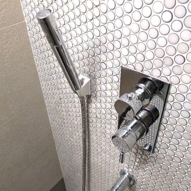 [熊好貼國際]蓮蓬頭架（台灣製造） 2個角度可掛永不鬆脫 免鑽 凹凸粗糙不平粗糙 平滑牆面皆可貼 牆掛 無痕掛勾掛鉤, , large