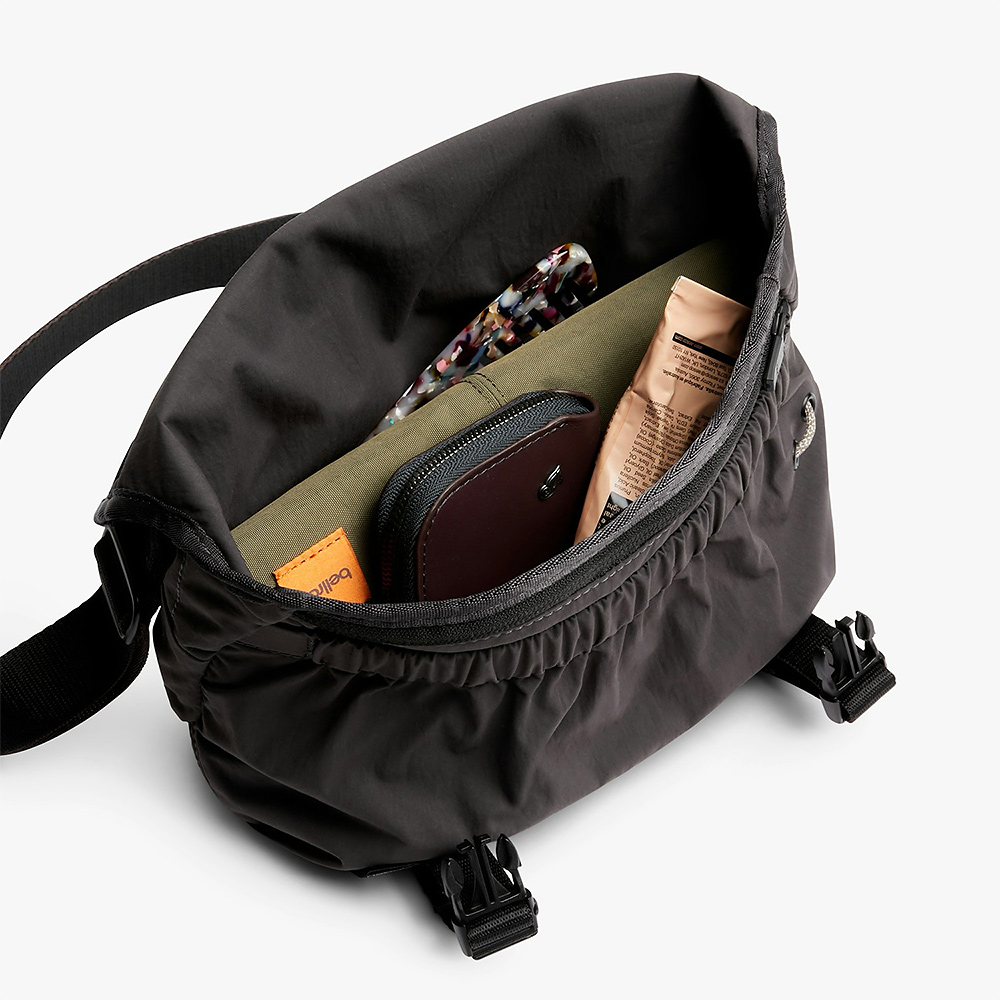 Bellroy 束帶系列迷你隨身斜背包6L 都市隨身包 側背包 小包 收納隔層 禮物 送禮 推薦(炭灰色)BHMA-BKR-243, , large