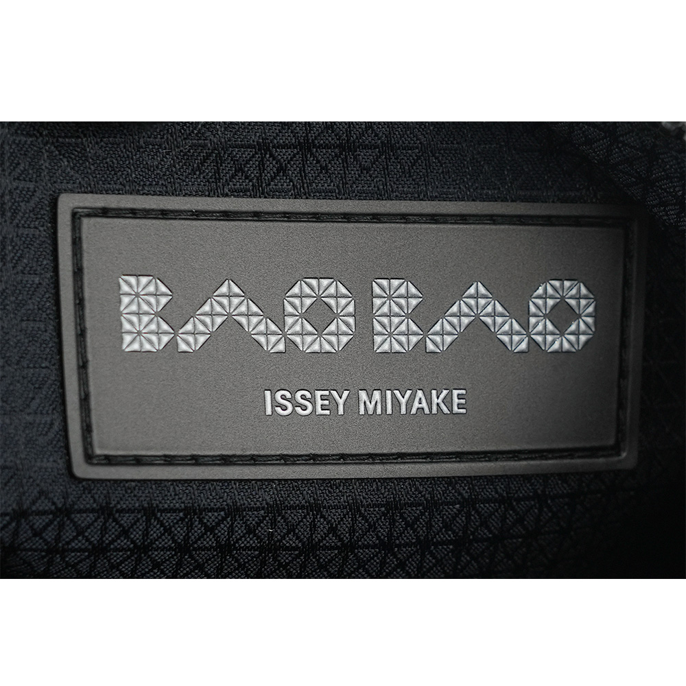 ISSEY MIYAKE BAO BAO LUCENT 3X4 亮面斜背包/杏粉色, , large
