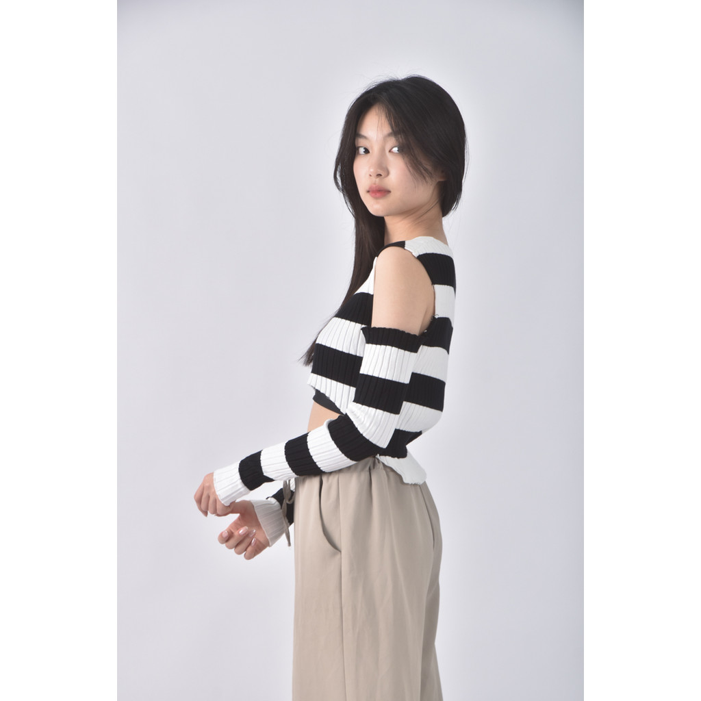 (S) xin yi zu wears條紋露肩黑白色長袖上衣二手衣, , large