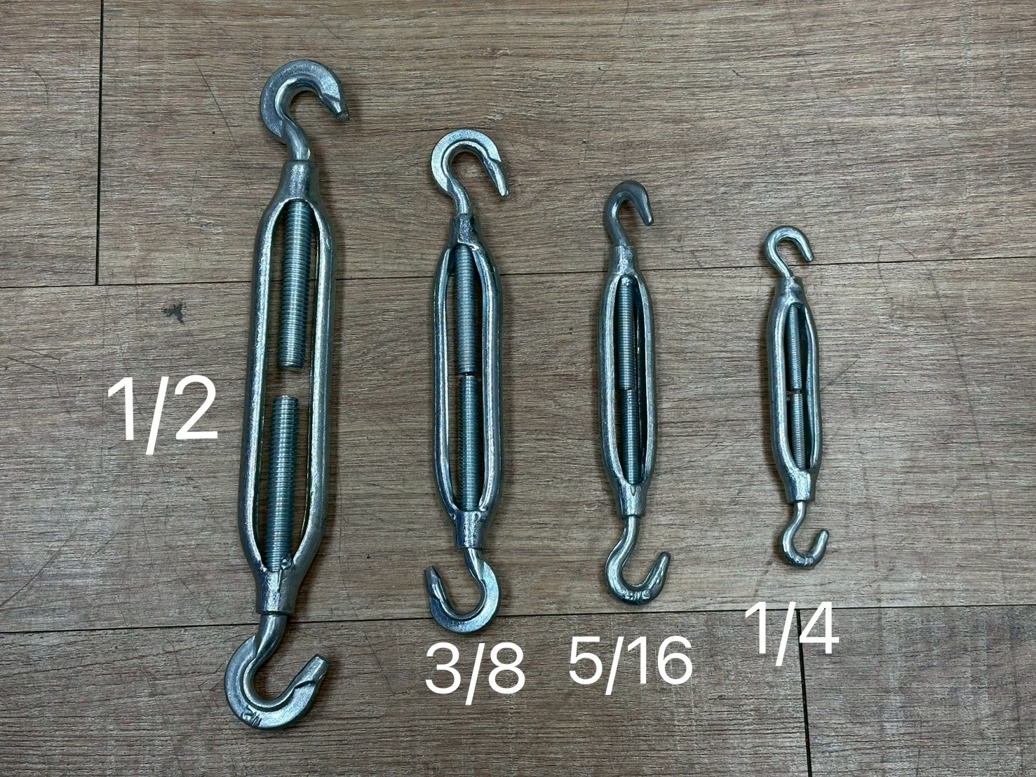 WIN 五金 WIN 鍛造鍍鋅鬆緊螺絲 <3/8 鉤對鉤鬆緊器> 伸縮器 鬆緊螺絲 連結 雙鉤 逼緊器 逼猴 手拉吊車 鉤緊器 鋼索夾, , large