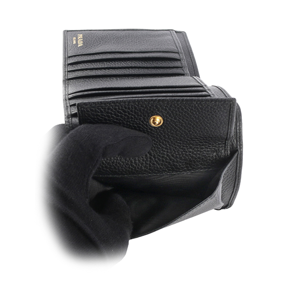 PRADA 浮雕Logo 荔枝皮革暗釦三折短夾/黑色, , large