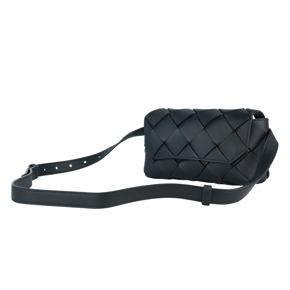 BOTTEGA VENETA Diago 平滑小牛皮編織翻蓋胸口包/腰包/黑色, , large