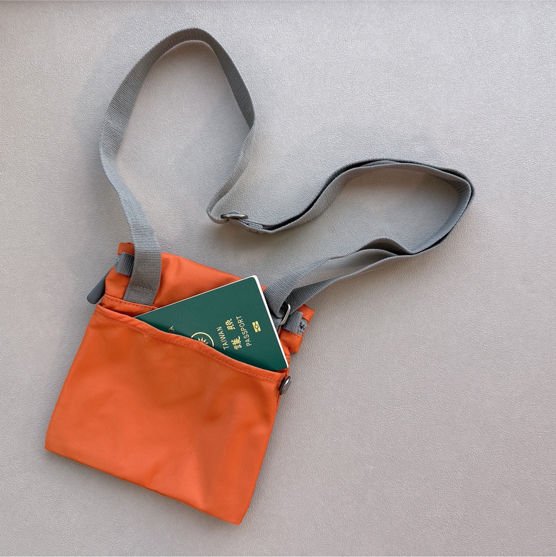 [英國 ROKA LONDON] 極簡風格 STRATFORD 捲蓋防盜隨身側背包- 焦橙, , large