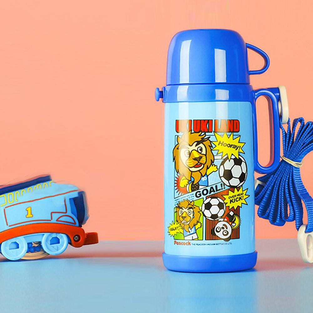 【日本孔雀Peacock】日系兒童隨身316不鏽鋼保冷保溫杯水壺580ML(握把+背帶設計)-藍運動獅, 藍運動獅, large