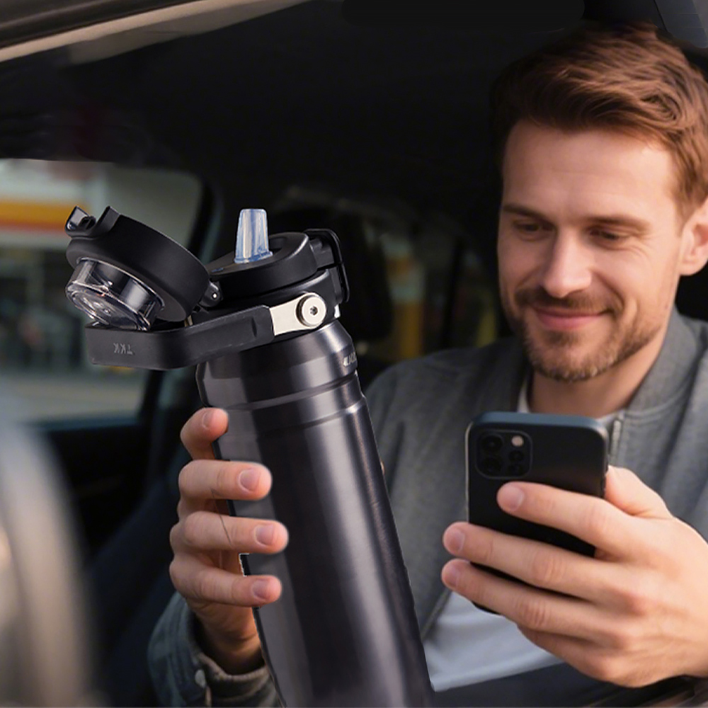 【TKK】悍馭系列 手提式 316不鏽鋼 一鍵彈蓋 兩用 保溫杯 運動水壺800ML(直飲+吸管)-鎢鋼色, 鎢鋼色, large