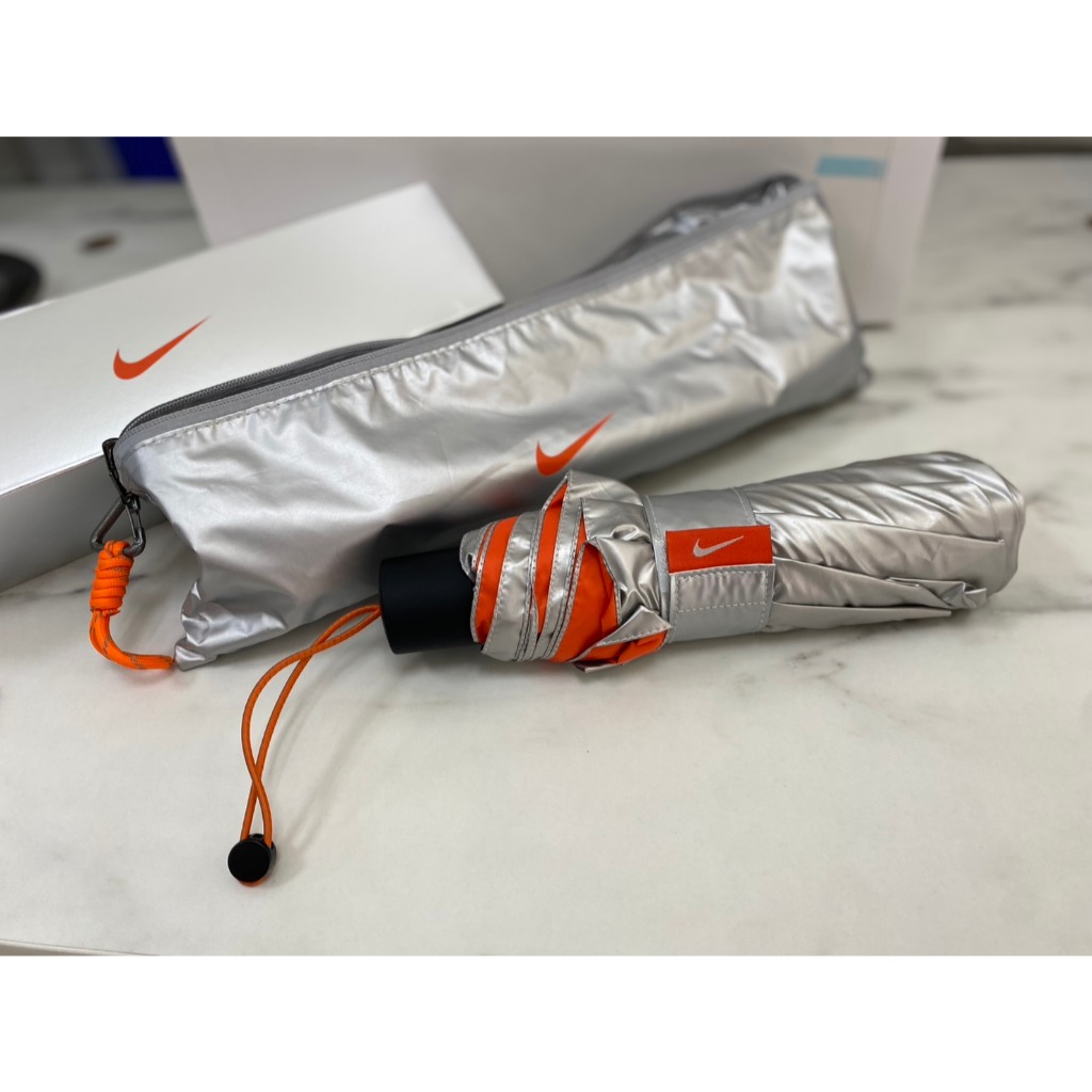 【麗水生活】NIKE 限量雨傘  遮陽傘 收納袋 兩用 乾濕分離 隔熱 防水 鈦銀灰 雨具 購物袋 包包 收納 傘