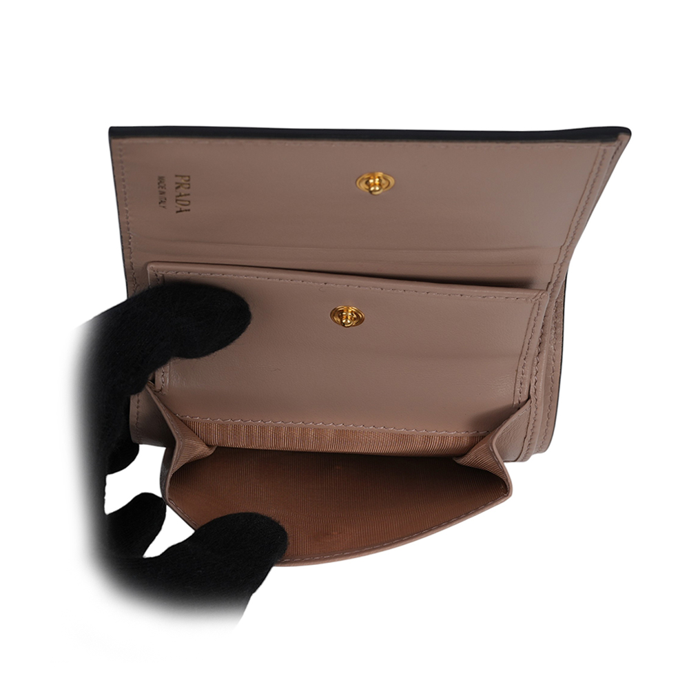 PRADA 浮雕Logo 荔枝皮革內拼色二折零錢袋短夾/黑色/藕粉色, , large
