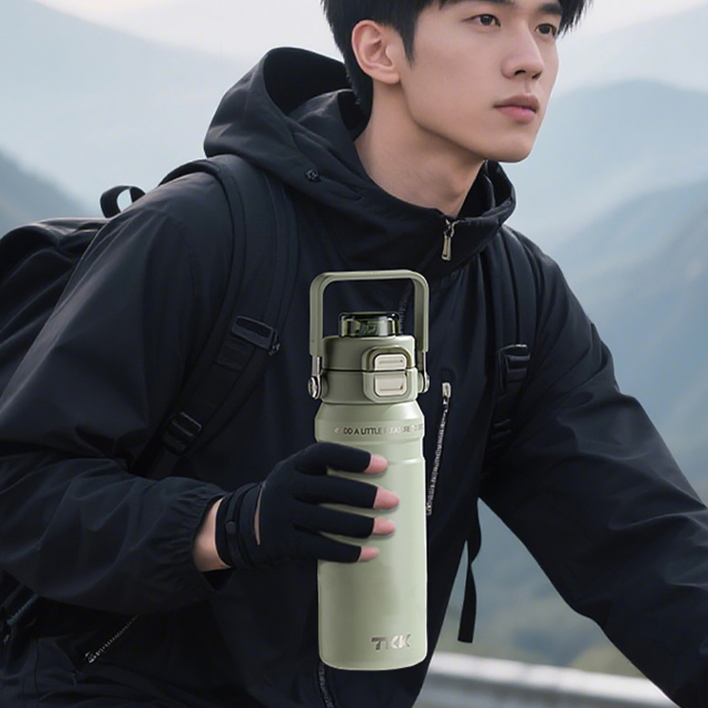 【TKK】悍馭系列 手提式 316不鏽鋼 一鍵彈蓋 兩用 保溫杯 運動水壺800ML(直飲+吸管)-夜瀾黑, 夜瀾黑, large