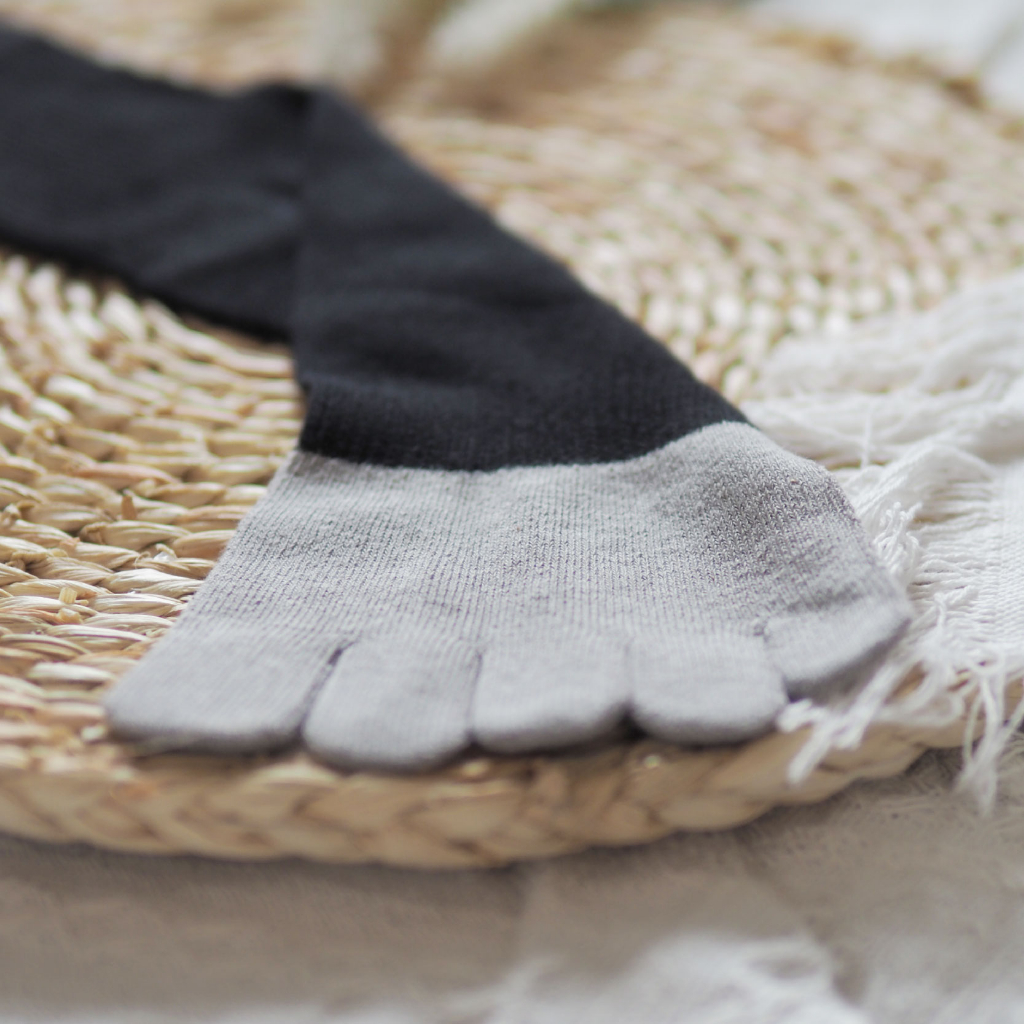 [凱美棉業] 5雙組 MIT台灣製 加大款純棉長筒竹炭五指襪 尺寸26～30 cm, , large