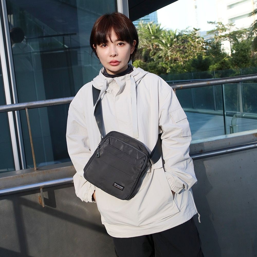 【YUNJOIN】Tech 直式多層斜跨包-灰色 都會小包 側背包 科技布料, , large