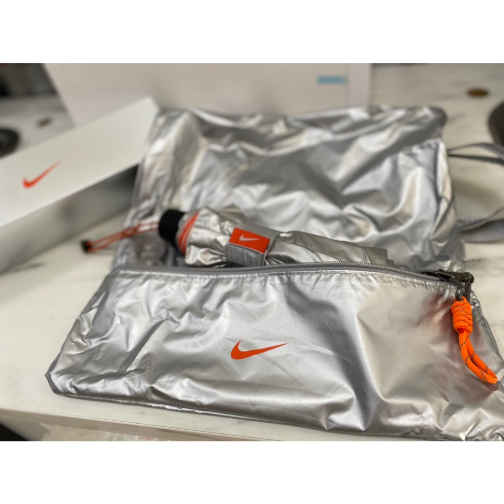 【麗水生活】NIKE 限量雨傘  遮陽傘 收納袋 兩用 乾濕分離 隔熱 防水 鈦銀灰 雨具 購物袋 包包 收納 傘, , large