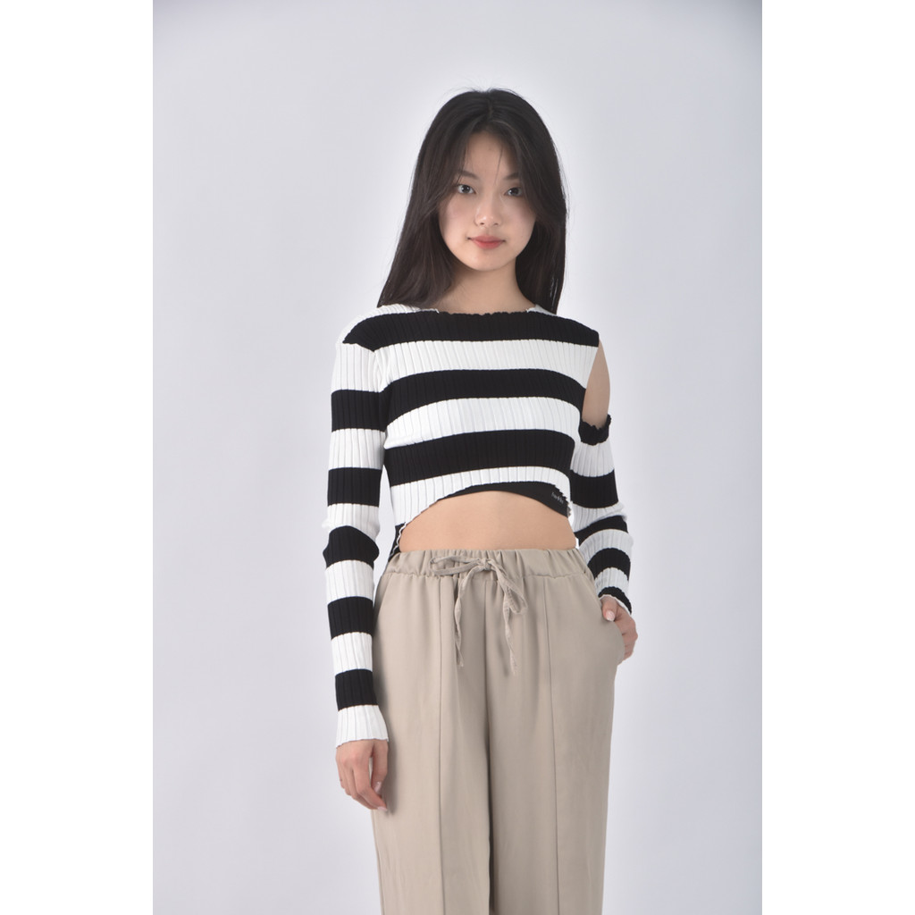 (S) xin yi zu wears條紋露肩黑白色長袖上衣二手衣