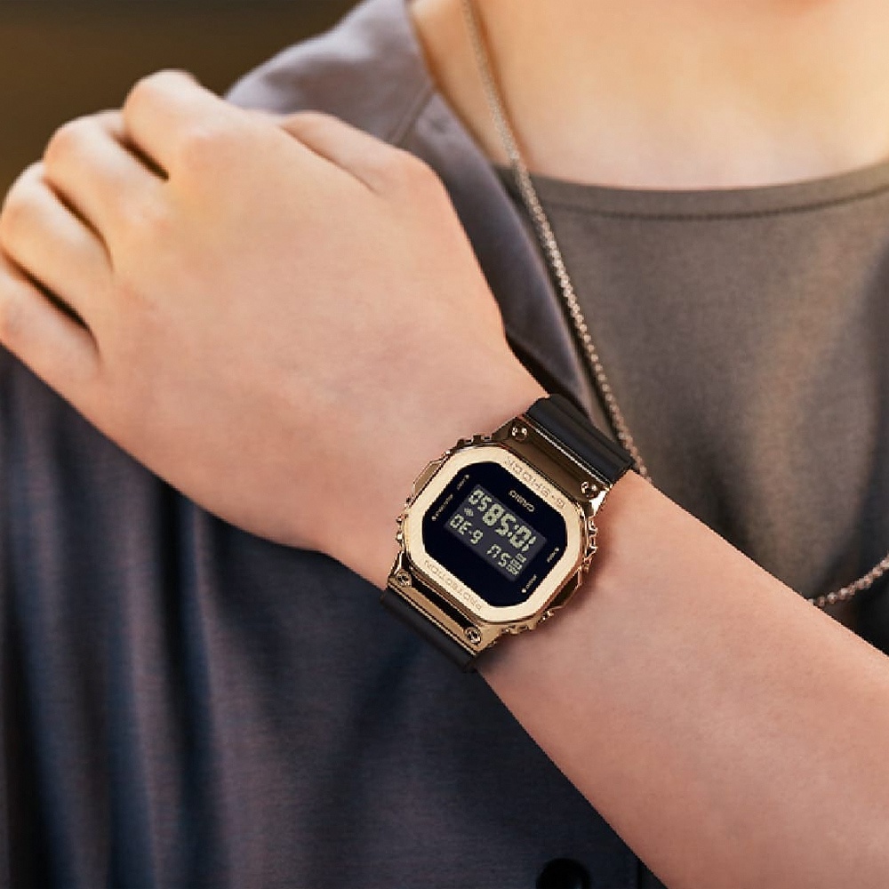 CASIO 卡西歐 G-SHOCK 工業風金屬色電子錶-黑x金 GM-5600G-9, , large