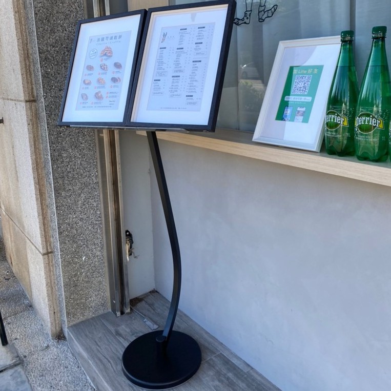 台灣製造-黑色烤漆菜單架-厚實款/收納款 曲線展示架 告示牌 公佈欄 指示牌 公告牌 牌子 翻閱菜單架 P3-01BK, , large