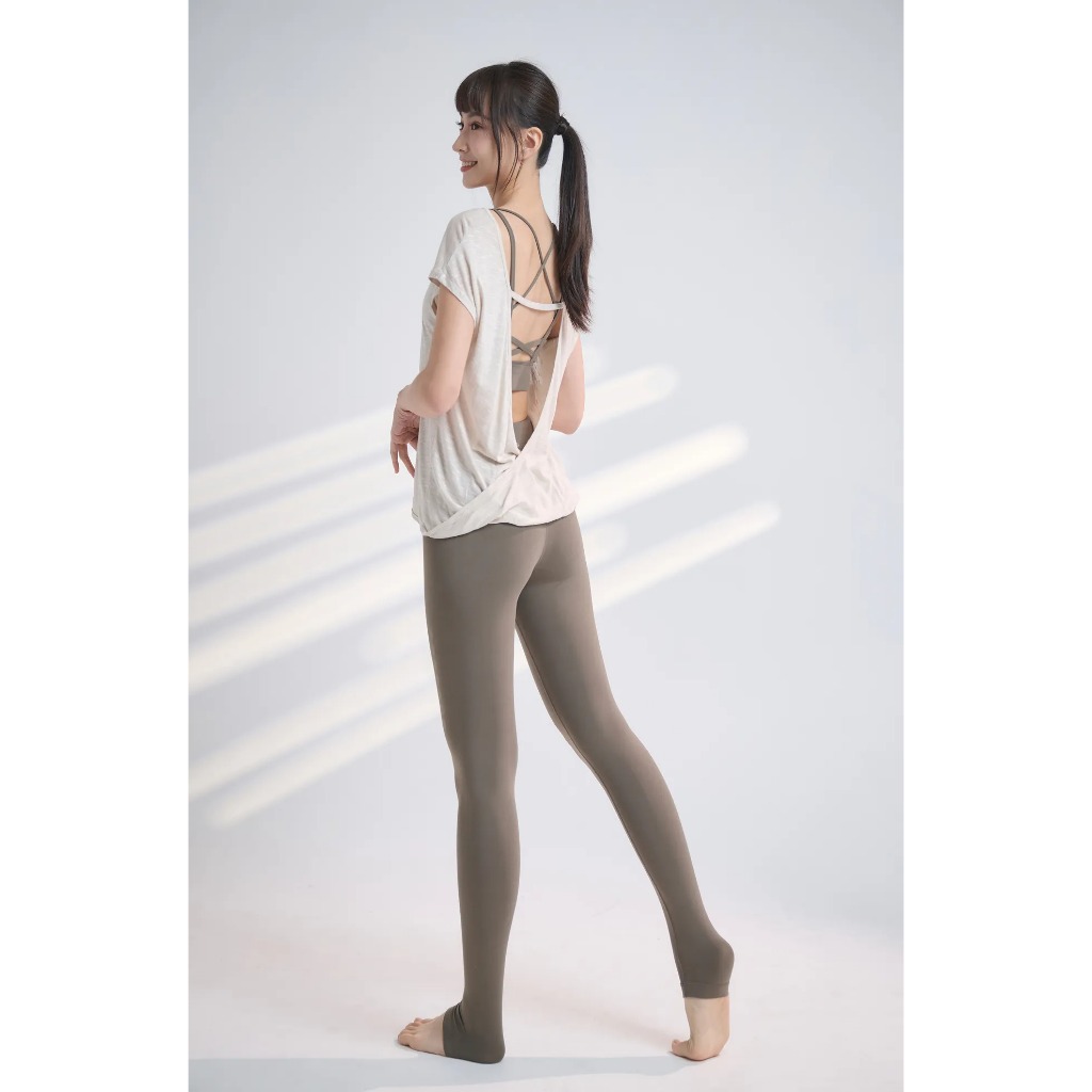 YOGA FLOW Open Back Tshirt - 短袖優雅垂墜後背V領罩衫 - 蕎麥, , large