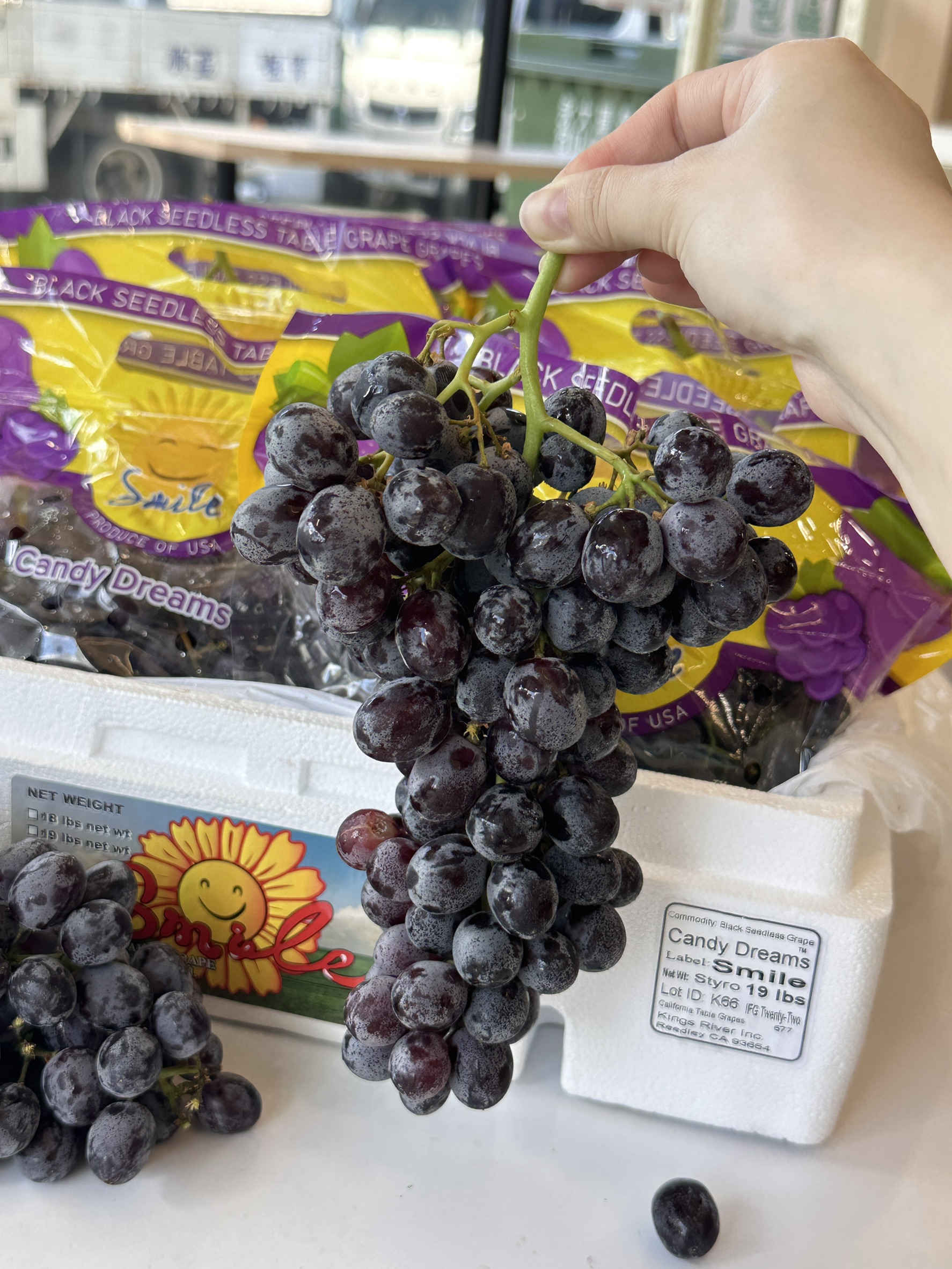 Black seedless grapes, , large