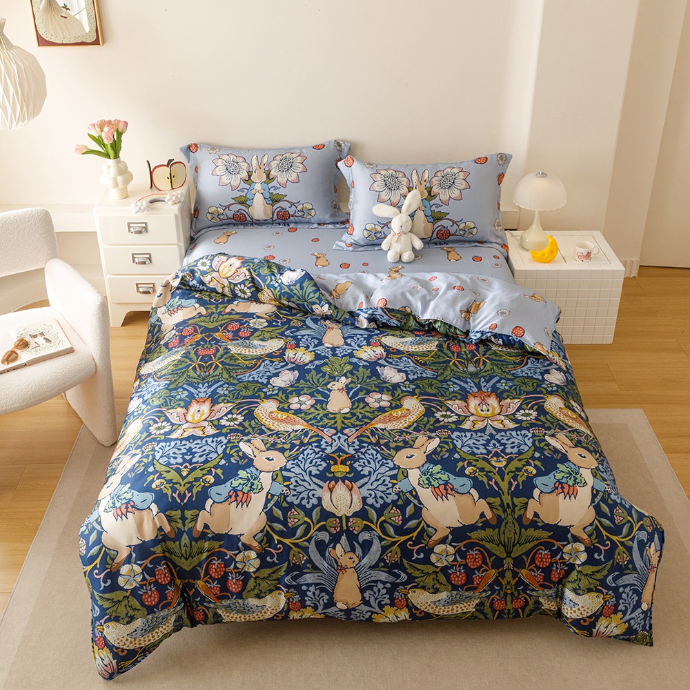 【複製】純天絲滑到回不去！ 大版印花 &times; 100% 天絲，睡感質感雙升級，天絲控、比得兔粉都瘋狂入手！  PETER RABBIT&trade; 比得兔 &times; V&A 博物館聯名 40 支純天絲｜正版授權｜多款可選 床包兩用被 4 件組，全新到貨！, , large