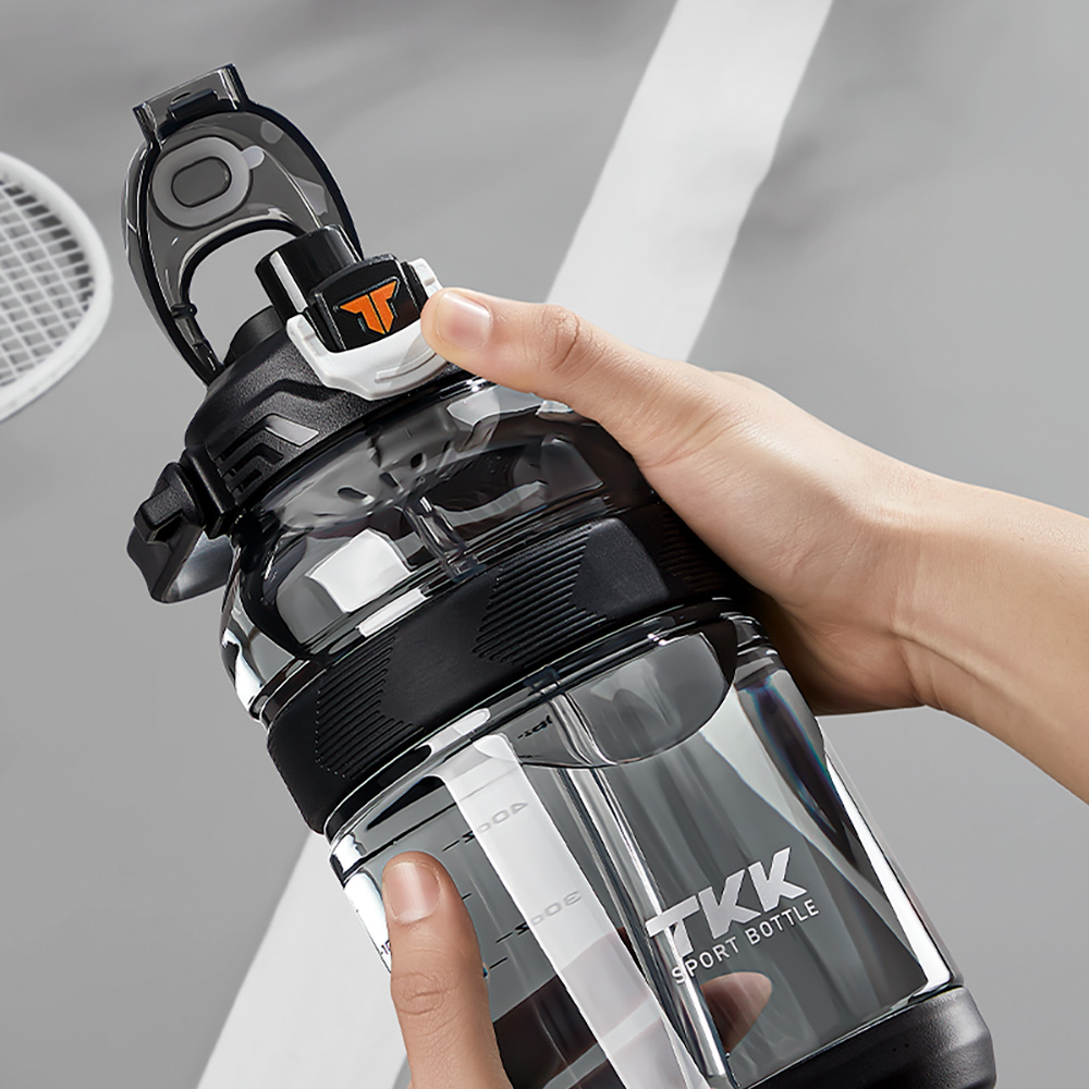 【TKK】美國進口Tritan戶外攀峰 手提+背帶 直飲+吸管大容量 運動水壺1200ML(附背帶)-電光白, , large