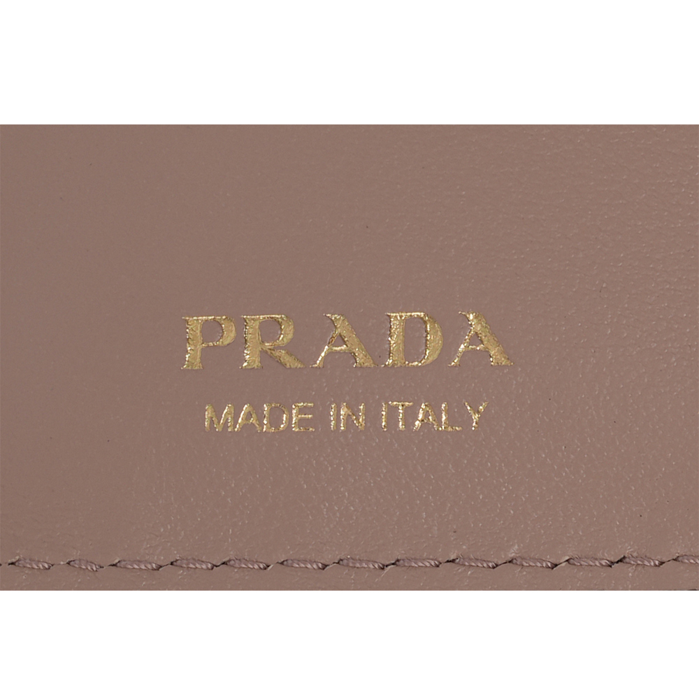 PRADA 浮雕Logo 荔枝皮革內拼色二折零錢袋短夾/黑色/藕粉色, , large
