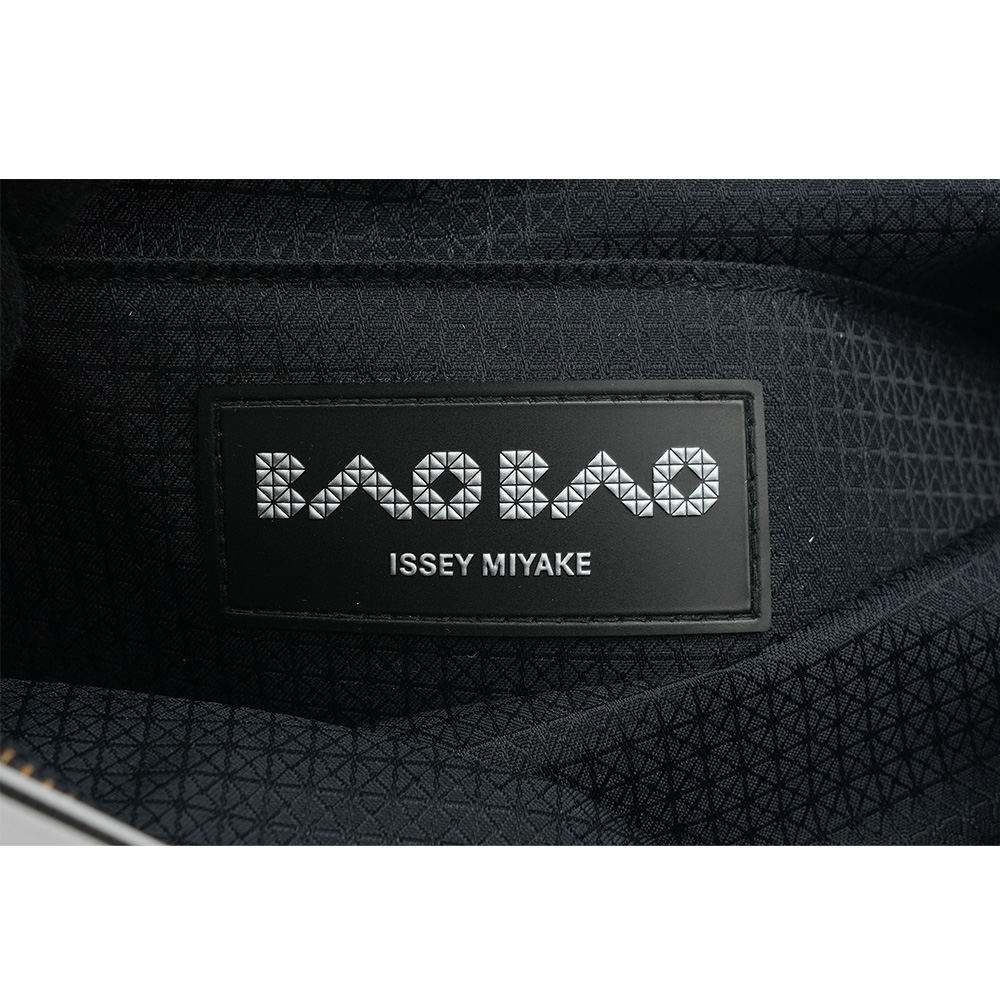 ISSEY MIYAKE BAO BAO BLOCKY 啞光霧面拉鍊後背包/淺灰色, , large