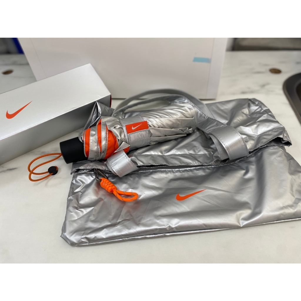 【麗水生活】NIKE 限量雨傘  遮陽傘 收納袋 兩用 乾濕分離 隔熱 防水 鈦銀灰 雨具 購物袋 包包 收納 傘, , large