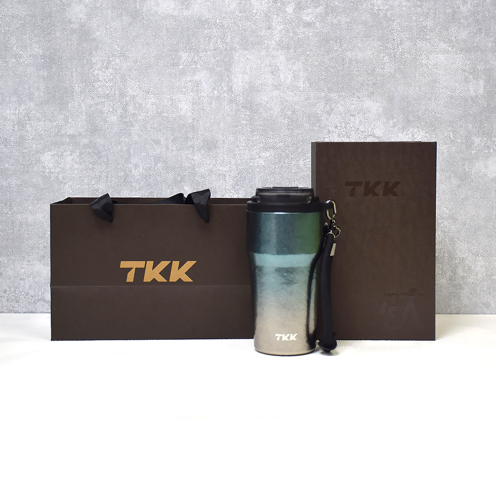 【TKK】洛奇系列 純鈦Ti 咖啡杯 保溫杯 隨身杯 630ML(提繩+直飲+吸管)-鈦藍光(禮盒組), 鈦藍光, large