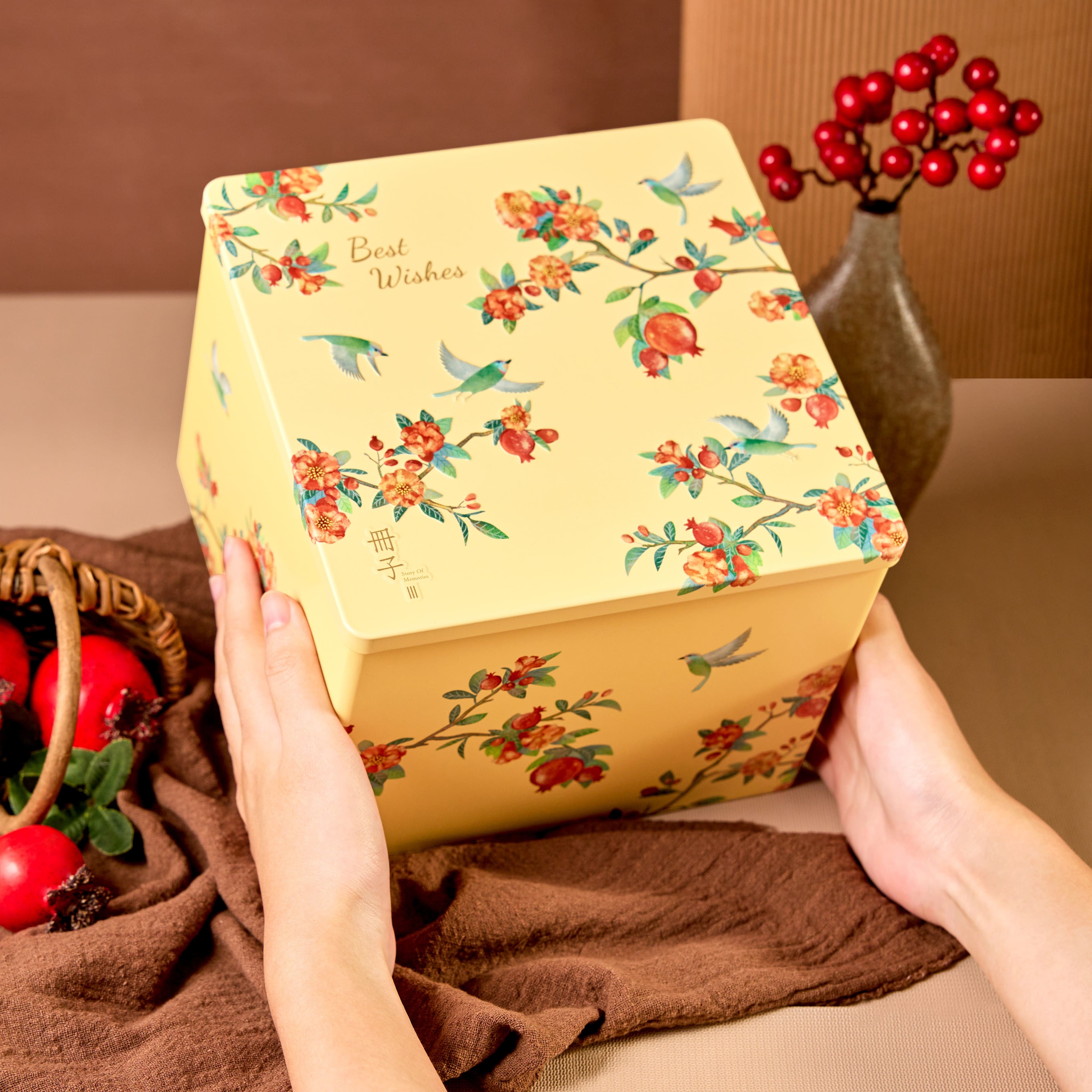 【冊子過年禮盒】彩鳥飛悅三層禮盒(綜合千層酥12入&金磚甜點餅乾), , large