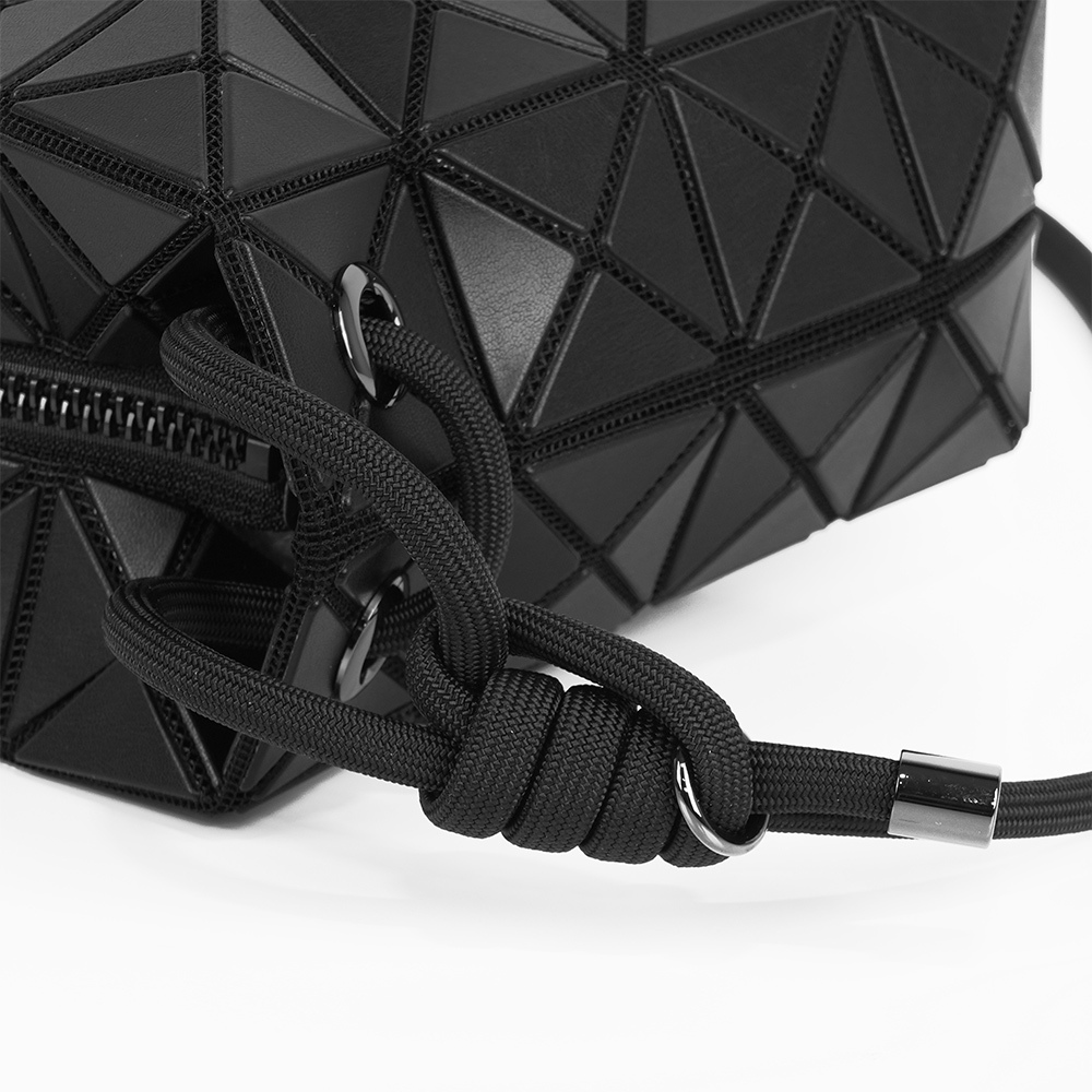 ISSEY MIYAKE Loop Matte 霧面拉鍊肩背/斜背包(黑色), , large