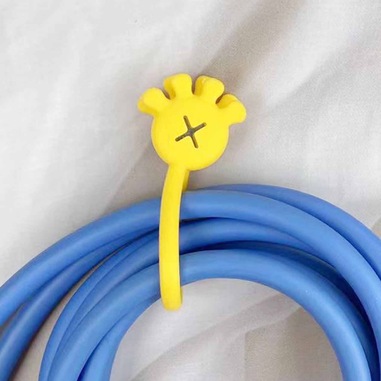 palm-shaped-magnetic-cable-organizer, , large